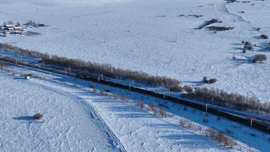 雪原铁路上行驶的货运列车