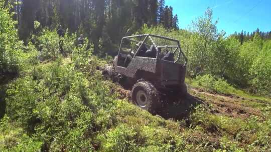 驾驶4x4越野