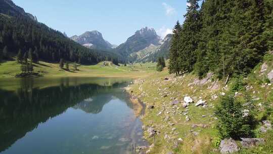 瑞士阿尔卑斯山阿彭策尔山湖Samtisersee。-空中无人机视图-徒步到Bollenwees