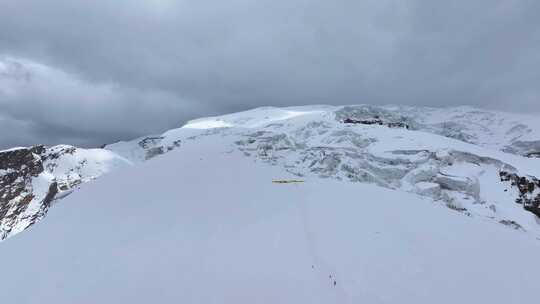 航拍攀登慕士塔格峰雪山冰川的登山队