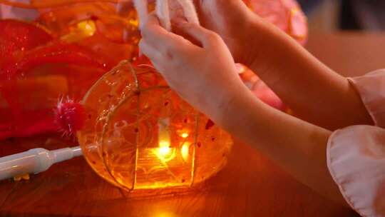 手工非遗灯笼点亮中秋佳节 传统鱼灯庆佳节