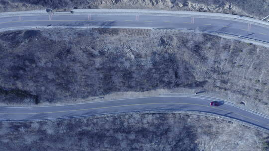 航拍红色汽车 u型山路弯道行驶 远景 转