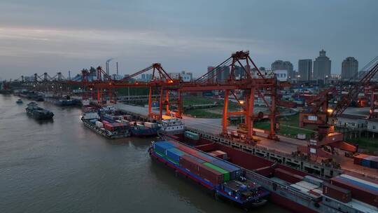武汉阳逻港，吊机群平视环绕镜头