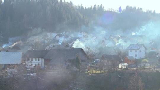 烟雾中的村子