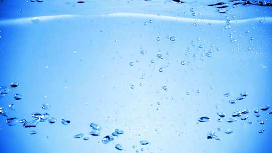 水中的许多气泡以慢动作的气泡关闭抽象水波