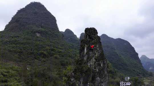 航拍广西阳朔岩壁上的攀岩者