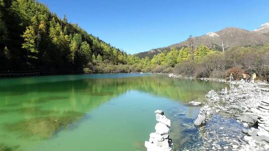 亚丁 山顶航拍飞掠湖面