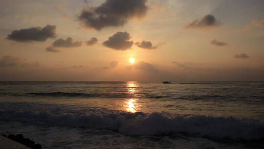 夕阳下的美国夏威夷海滩