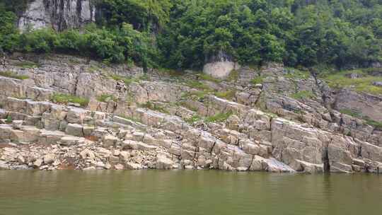 从旅游中看到的长江支流神农溪流的深垂直峡谷壁视频素材模板下载