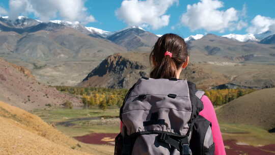 享受阿尔泰山脉景色的女旅行者