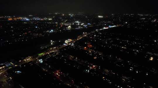 夜晚在黑暗城市上空飞行的相机