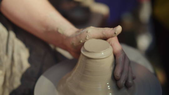 波特大师教孩子做陶瓷罐子视频素材模板下载