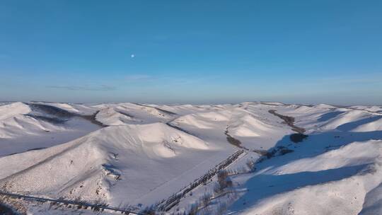 航拍冰雪覆盖的雪原雪岭