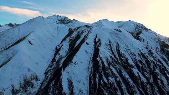 雪山山峰山脉峡谷日出时分