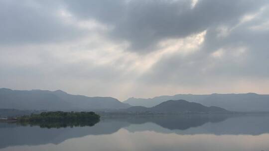 济南南部山区，卧虎山水库秋景