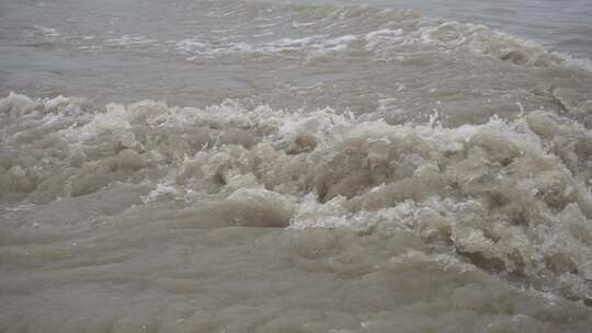 雅鲁藏布江雨季水流特征。