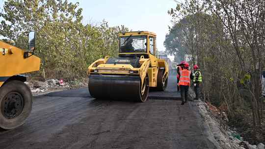 压路机在道路上进行路面压实工作