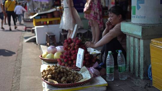 小摊小贩贩卖各种蔬菜