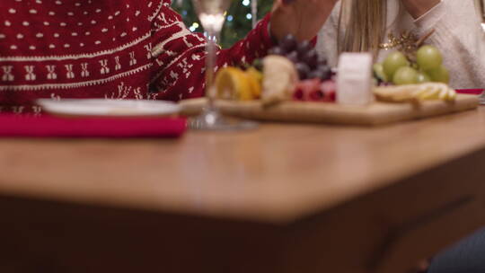 吃圣诞大餐的情侣视频素材模板下载