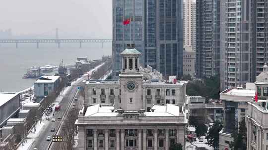 武汉航拍江汉关钟楼武汉关轮渡码头船雪景