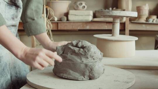 女 雕塑切陶土视频素材模板下载