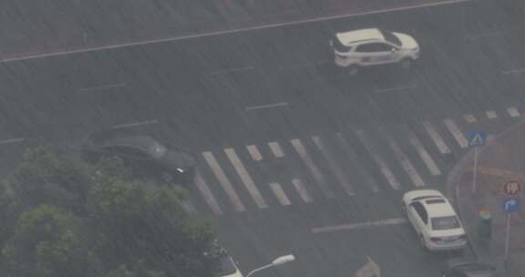 俯瞰暴雨中的城市街道街角车辆车流