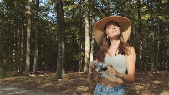 森林中的少女使用旧相机视频素材模板下载