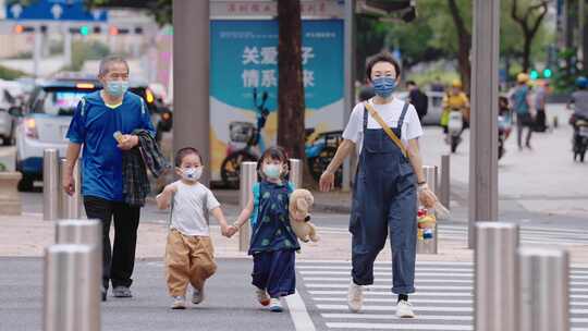 妈妈带小孩过马路