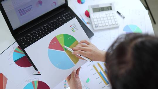 公司财务分析师核对和分析统计数据报表
