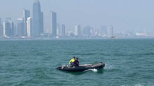 山东烟台海岸线，海上游轮观赏第一海水浴场