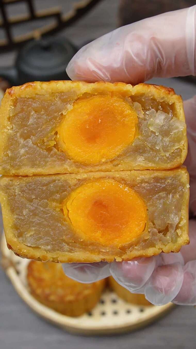 广式月饼蛋黄冬翅月饼
