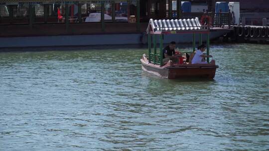 水上娱乐划船景区游客夏季避暑