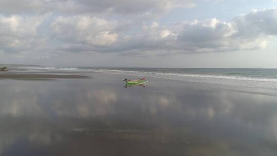 海滩上飞过的一艘远洋独木舟