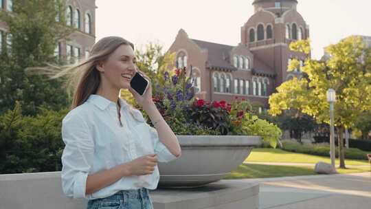 笑微笑的女人快乐的女女孩女商人学生说话手