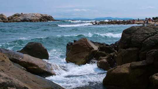 海南蜈支洲岛礁石海浪浪花升格视频