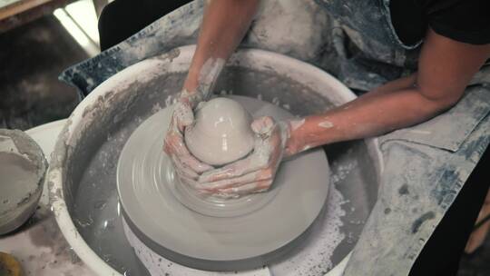 制作陶器模型的陶艺家
