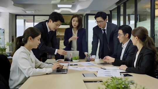 在办公室开会讨论营销方案的企业团队