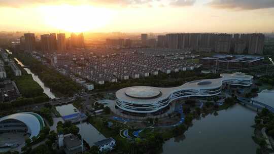 航拍日落的昆山夏驾河湿地公园与城市风光