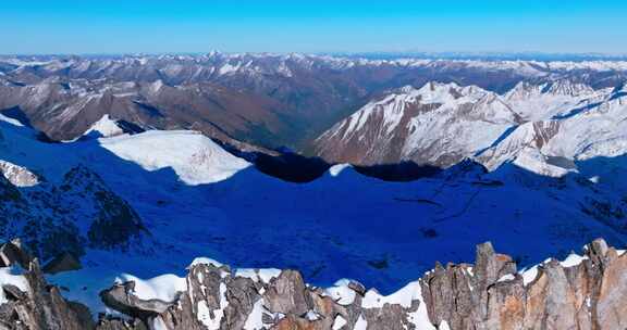 航拍川西高原达古冰川冬日风景壮丽雪山