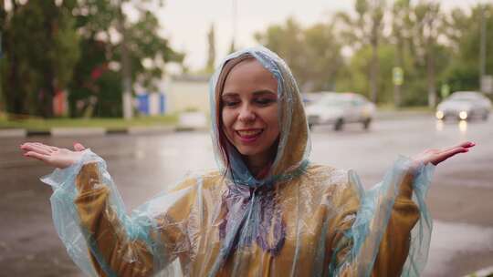 雨中街头穿雨衣的年轻女子