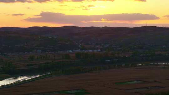 夕阳下的乡村田野全景