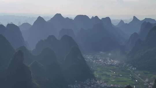 广西桂林阳朔喀斯特地貌山峰