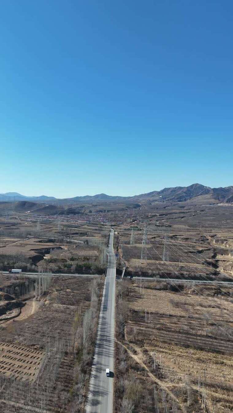 航拍乡村公路与开阔田野