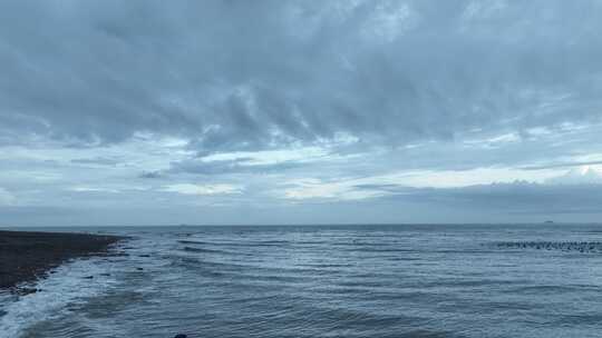 阴天大海礁石航拍沙滩海水礁石海岸边岩石