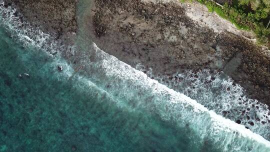 海浪冲击海岸岩石