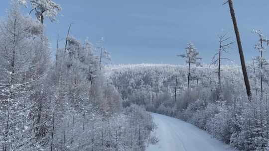 航拍林海雪原雪林和山路