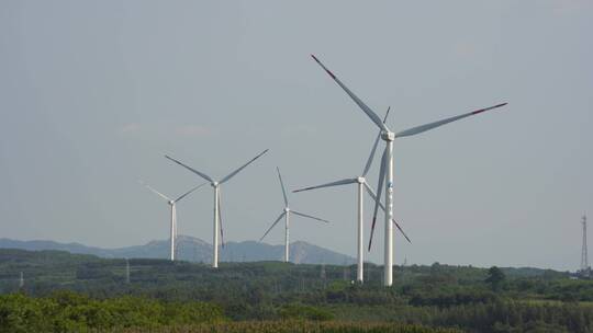 山东文登米山水库田野里的风力发电机组