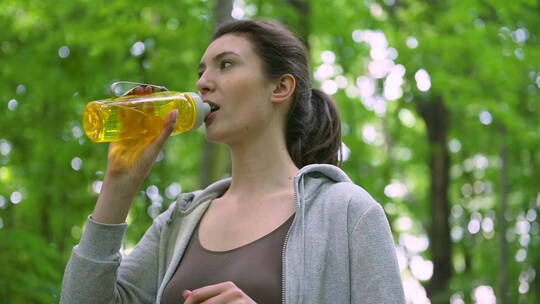 女人在森林中喝水