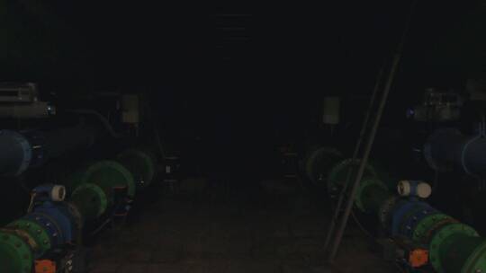 自来水工厂里的照明灯开启