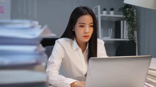 亚洲美丽的女商人在办公室使用笔记本电脑工作。视频素材模板下载